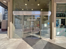 オフィスビル出入り口