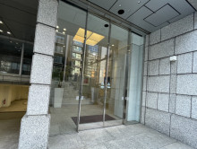 オフィスビル出入口