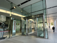 オフィスビル出入口