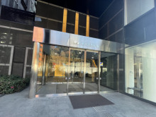 オフィスビル出入口