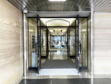 オフィスビル出入口