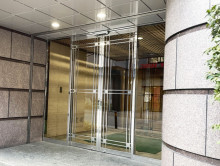 オフィスビル出入口