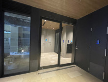 オフィスビル出入口