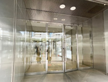 オフィスビル出入口