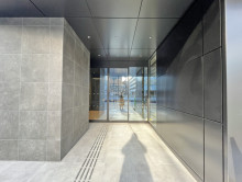 オフィスビル出入り口