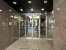 オフィスビル出入口