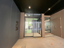 オフィスビル出入口