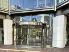 オフィスビル出入口