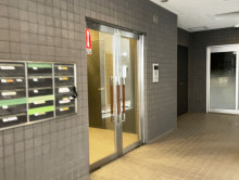 オフィスビル出入口