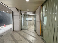 オフィスビル出入り口