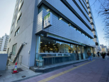 1階のファミリーマート 青山通り赤坂七丁目店