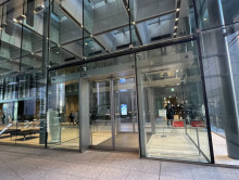 オフィスビル出入口