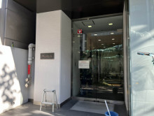 オフィスビル出入口