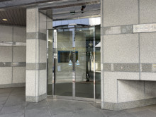 オフィスビル出入口