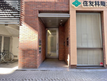 オフィスビル出入り口