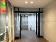 オフィスビル出入口