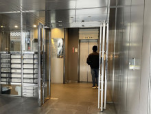 オフィスビル出入口