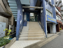 出入り口前の階段