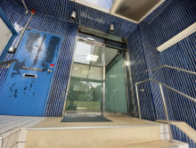 オフィスビル出入口