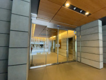 オフィスビル出入口