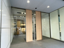 オフィスビル出入口