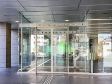 オフィスビル出入口