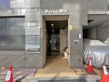 オフィスビル出入り口