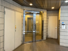 オフィスビル出入口