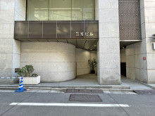 オフィスビル出入口（