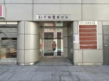 オフィスビル出入口