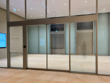 オフィスビル出入口