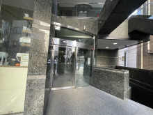 オフィスビル出入口