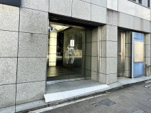 オフィスビル出入口