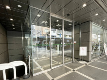 オフィスビル出入口