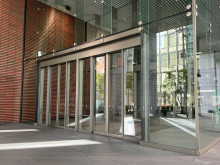 オフィスビル出入口