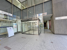 オフィスビル出入り口