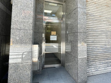 オフィスビル出入口