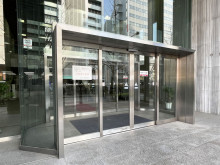 オフィスビル出入口