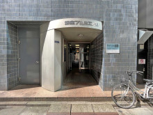 オフィスビル出入り口