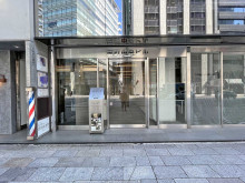 オフィスビル出入り口