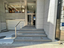 オフィスビル出入り口