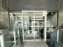 オフィスビル出入口