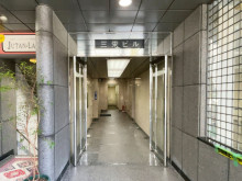 オフィスビル出入口