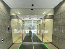 オフィスビル出入口