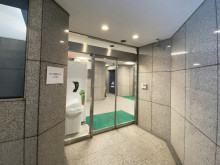 オフィスビル出入口