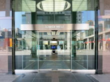 オフィスビル出入口