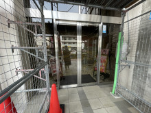 オフィスビル出入口