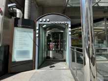 オフィスビル出入口