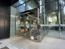 オフィスビル出入口