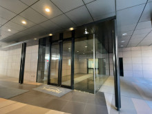 オフィスビル出入口